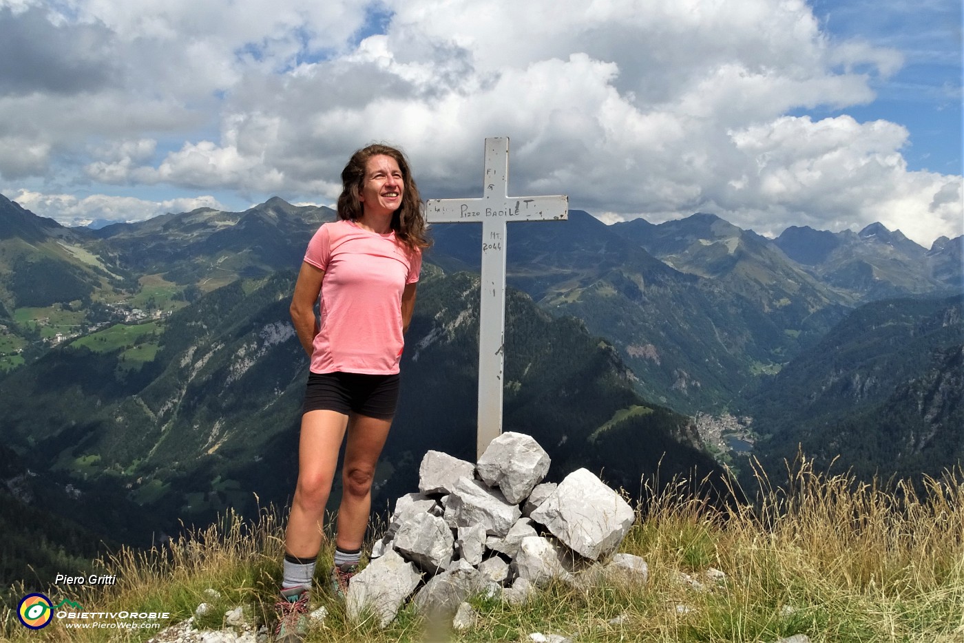 72 Serena Alla croce di vetta del Pizzo Badile (2044 m).JPG